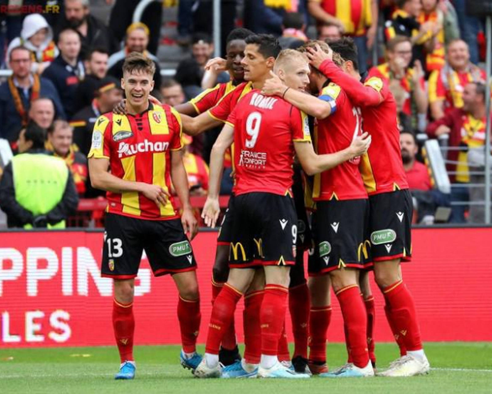 九游体育平台-法甲比赛现场火爆！球迷热情高涨