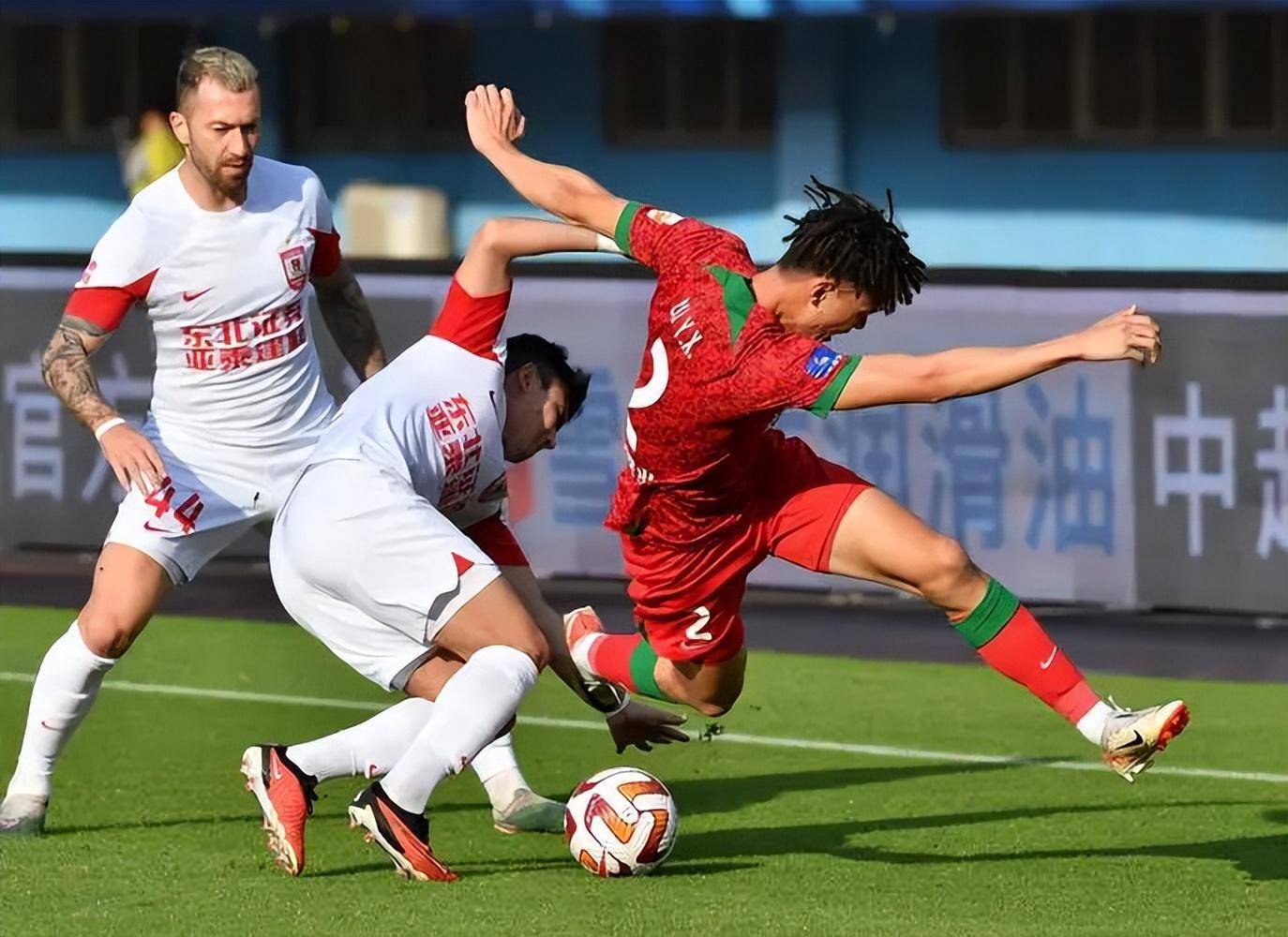 关于申花队服装设计新颖,备受球迷喜爱的信息 关于申花队服装设计新颖,备受球迷喜爱的信息