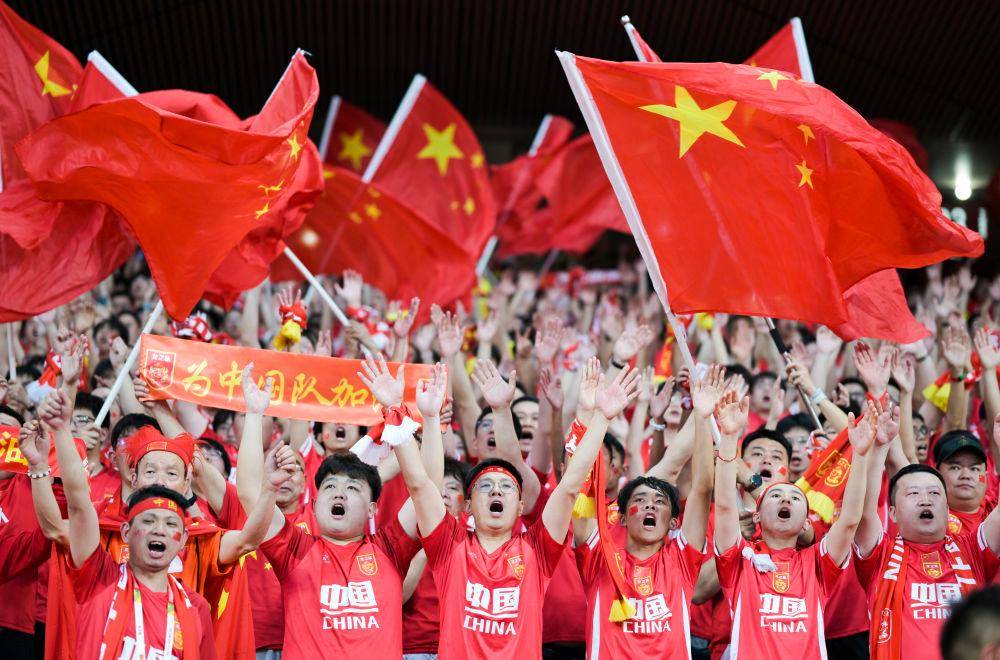 球迷在欧洲国家杯比赛中为球队加油助威 球迷在欧洲国家杯比赛中为球队加油助威