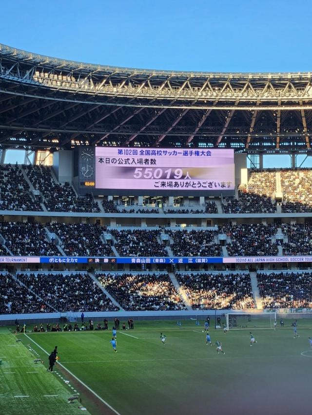 九游体育-关于球场外观众比赛装扮炫目，现场气氛热烈的信息