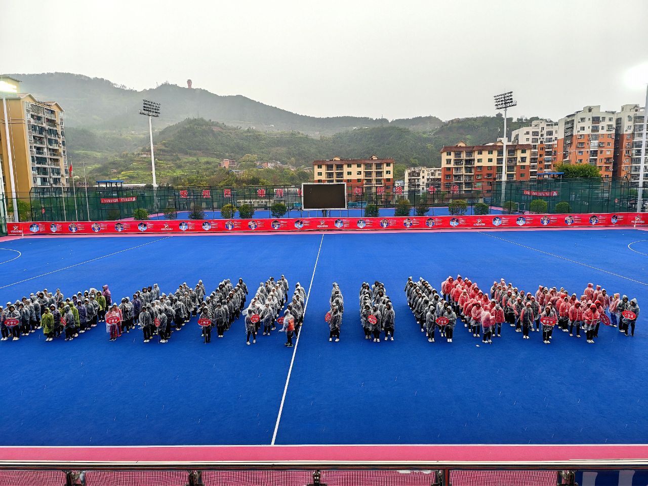 关于球场外观众比赛装扮炫目，现场气氛热烈的信息