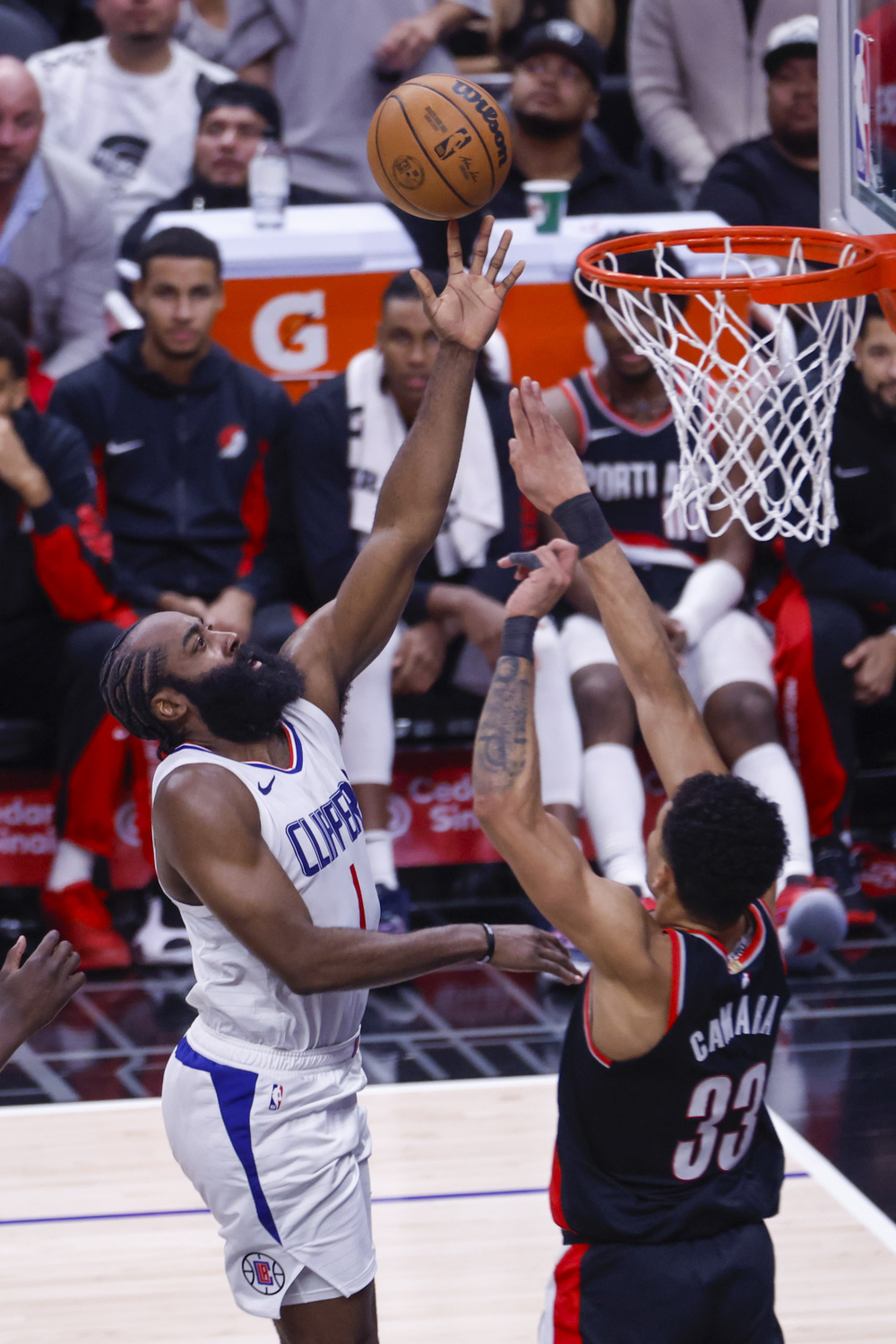 快船主将受伤下场，球队遭遇困境