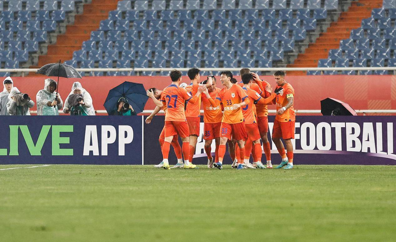 比赛中球队表现超凡,助力取得迎来胜利 比赛中球队表现超凡,助力取得迎来胜利