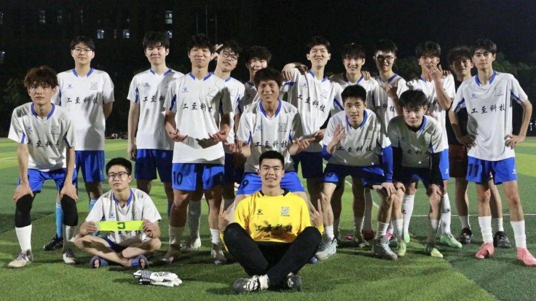 足球对决中球员们赛场上尽展风采