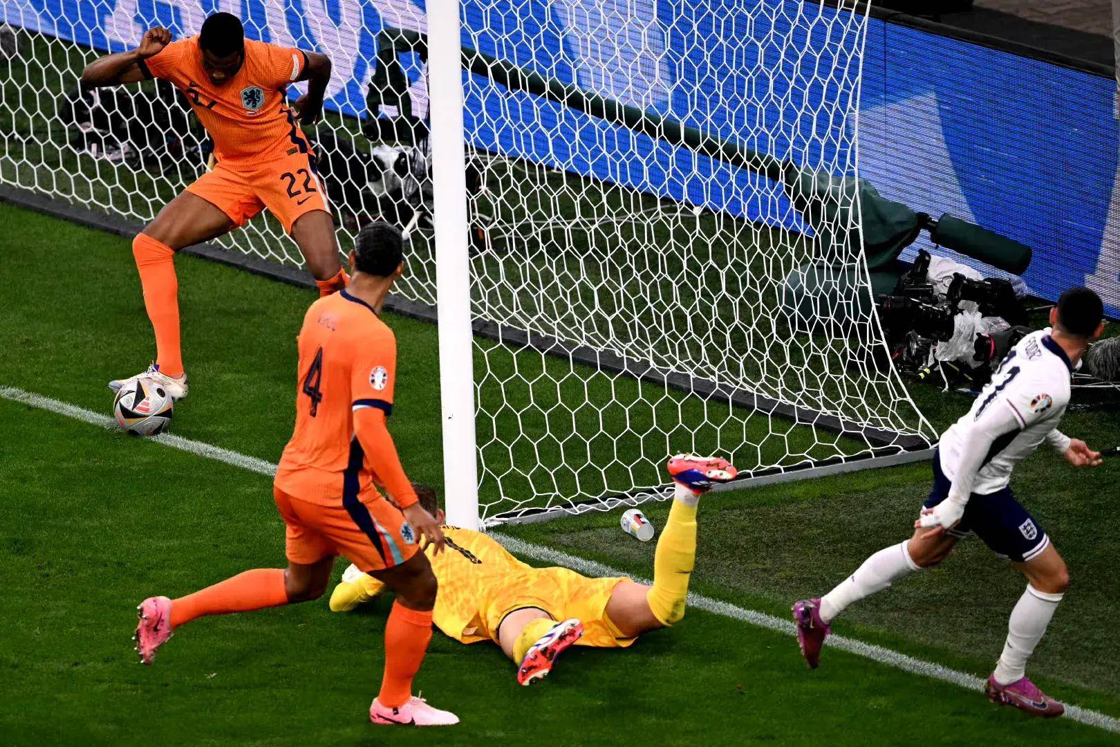 包含荷兰挺进复赛,德佩奉献绝杀的词条 包含荷兰挺进复赛,德佩奉献绝杀的词条