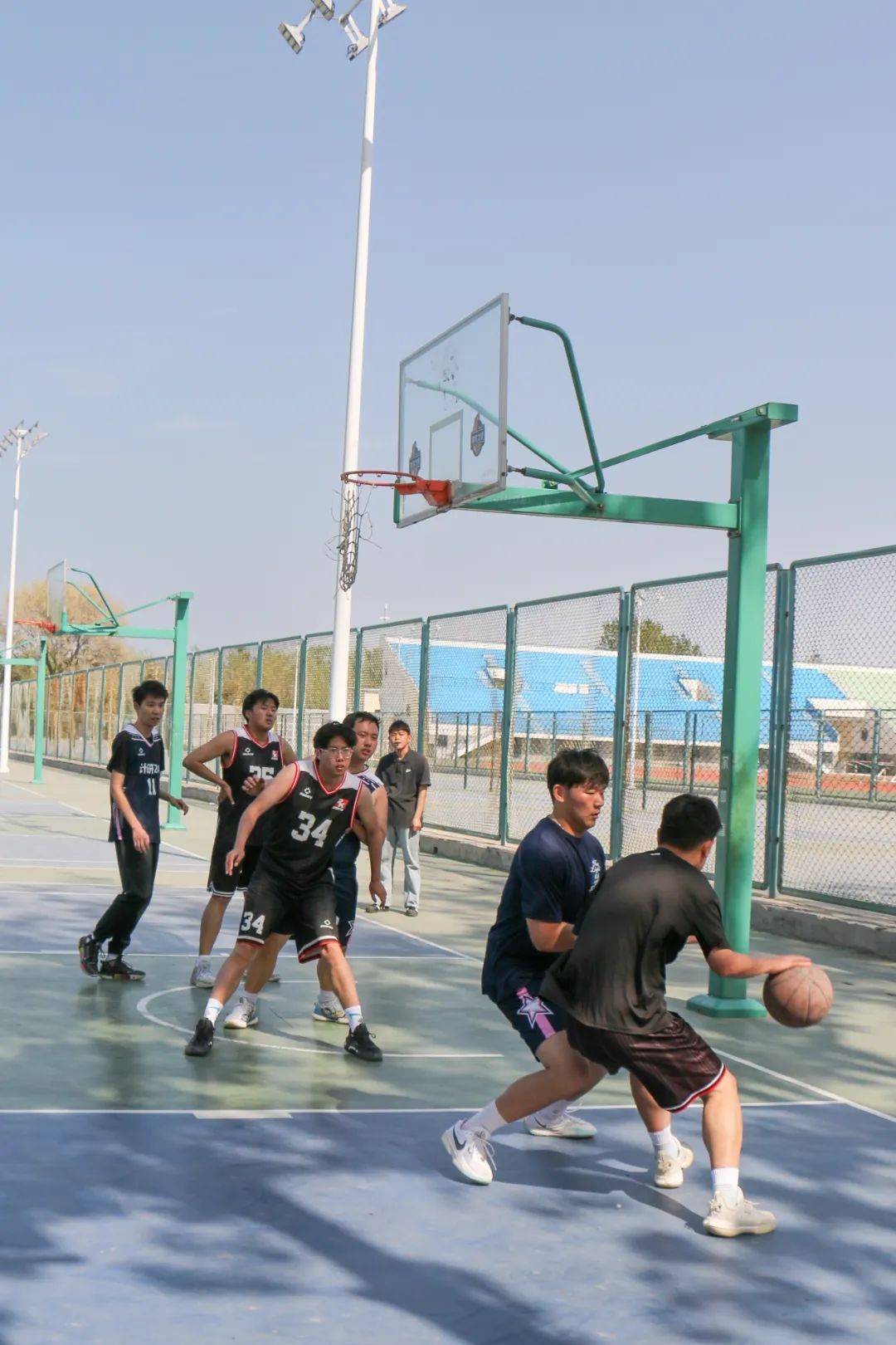 九游APP-包含篮球风云再现巅峰对决，挑战者们永不觉悔荣光的词条