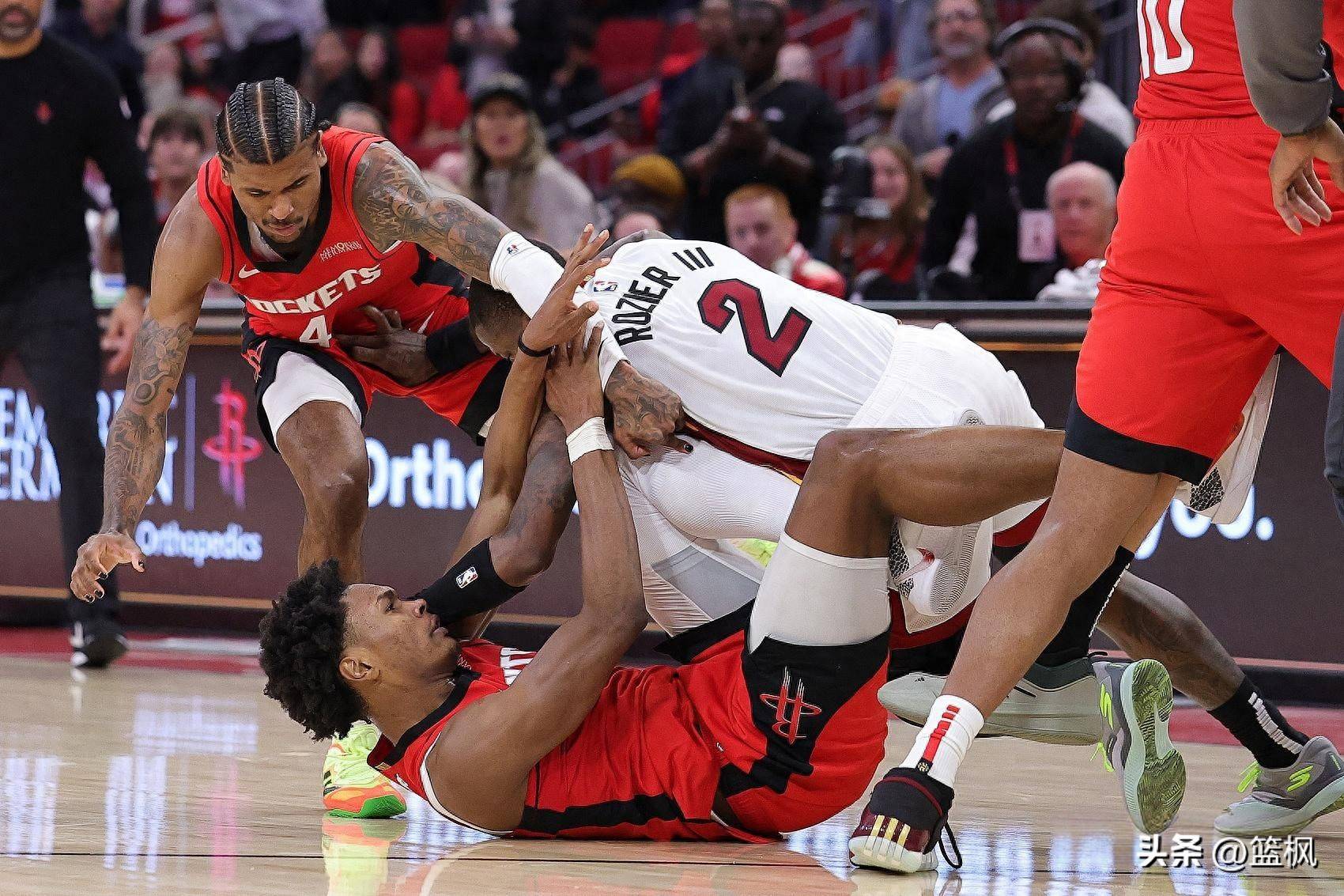 九游体育平台-勇士战绩下滑，球队整体实力难以发挥的简单介绍