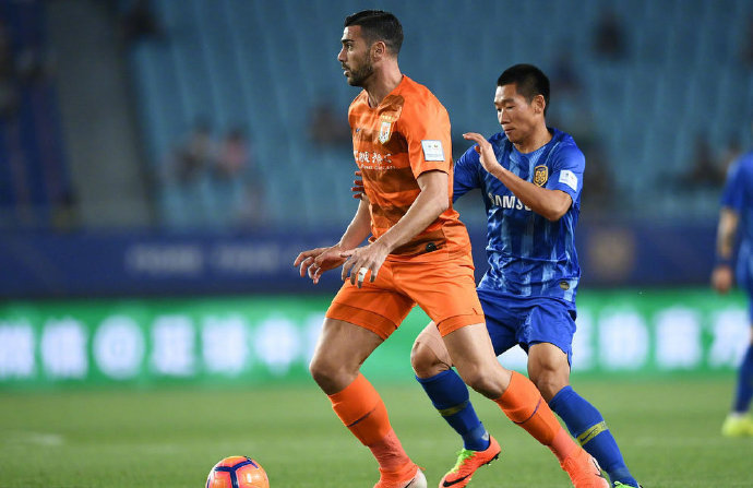 山东鲁能客场爆冷战胜江苏苏宁,登上积分榜首位 山东鲁能客场爆冷战胜江苏苏宁,登上积分榜首位