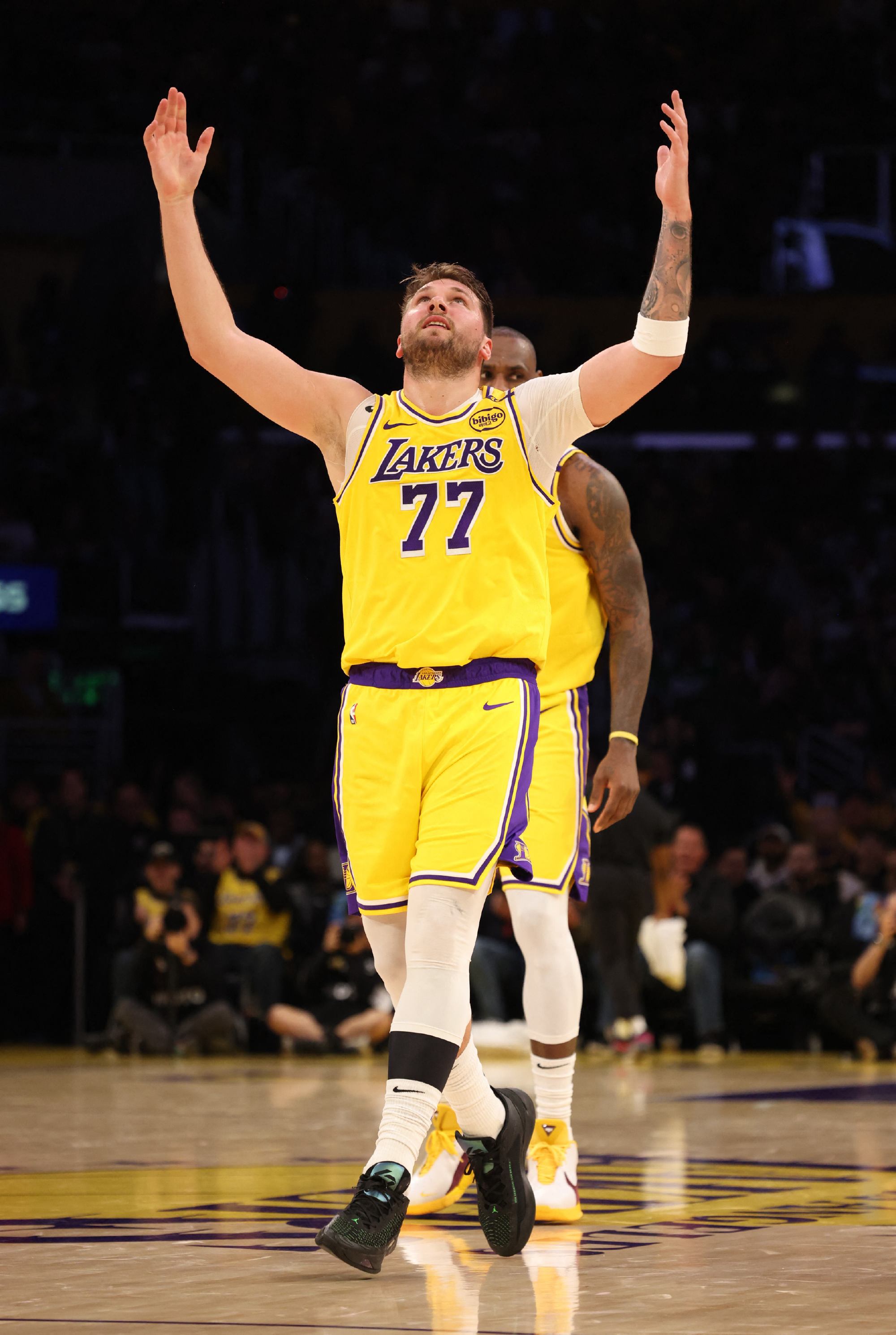 独行侠横扫掘金，东契奇砍下三双数据