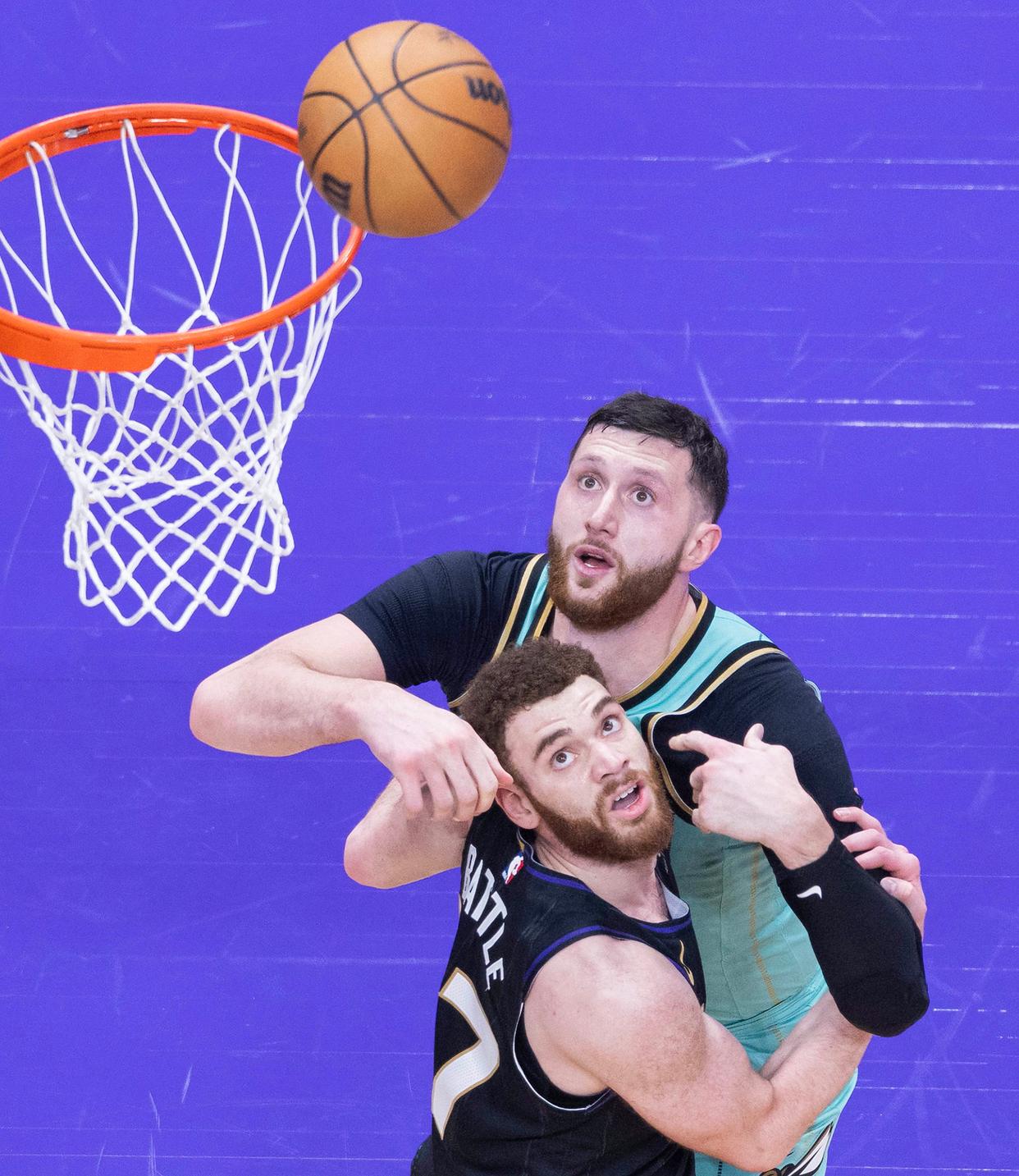 猛龙主场战胜黄蜂：范弗里特18+8的简单介绍