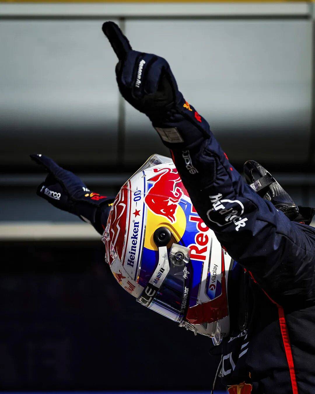 索伯车队碾压红牛二队，塞恩斯点燃赛场