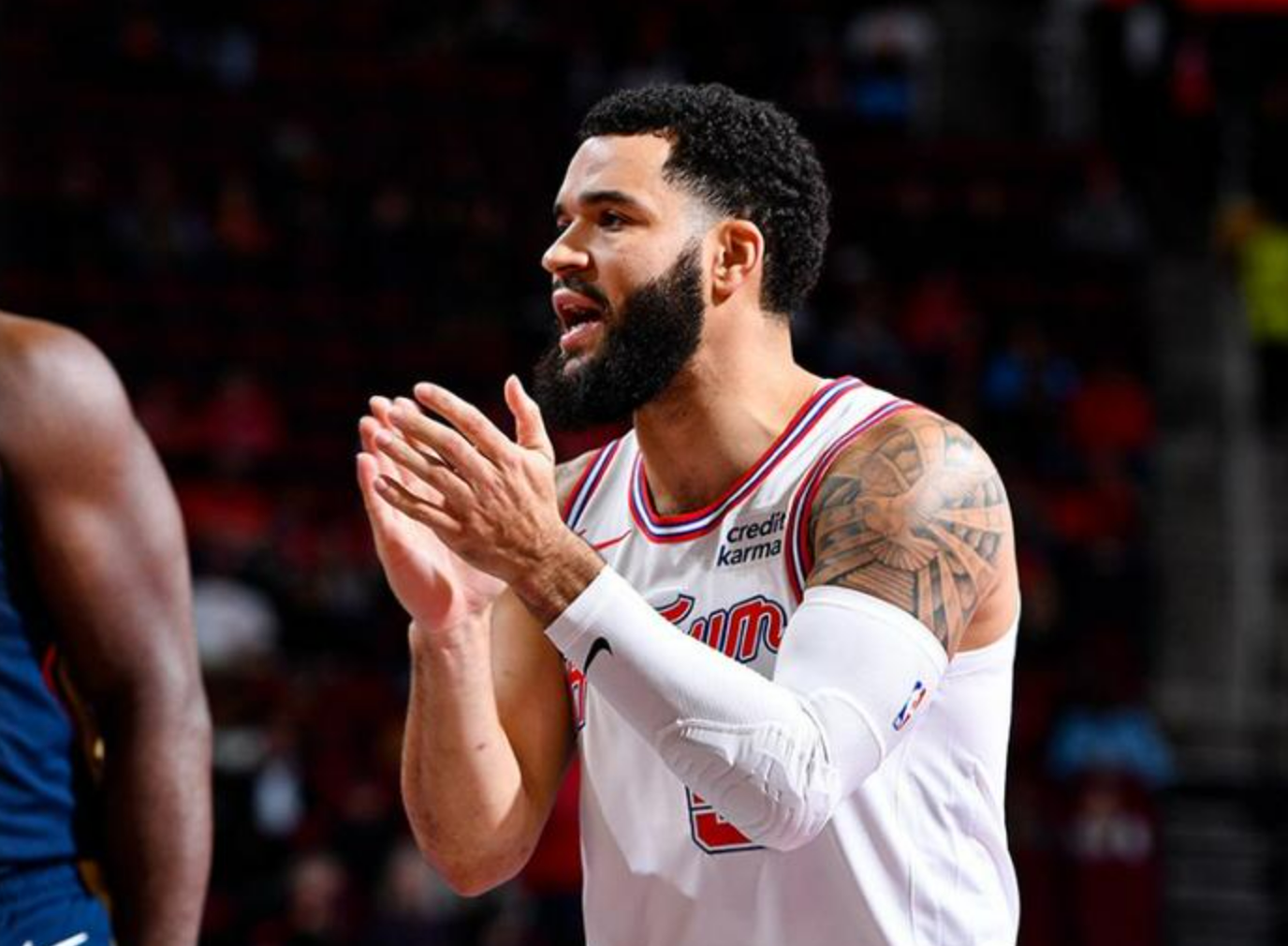 九游体育APP下载-马刺鏖战广州队，范弗利特惊艳四座