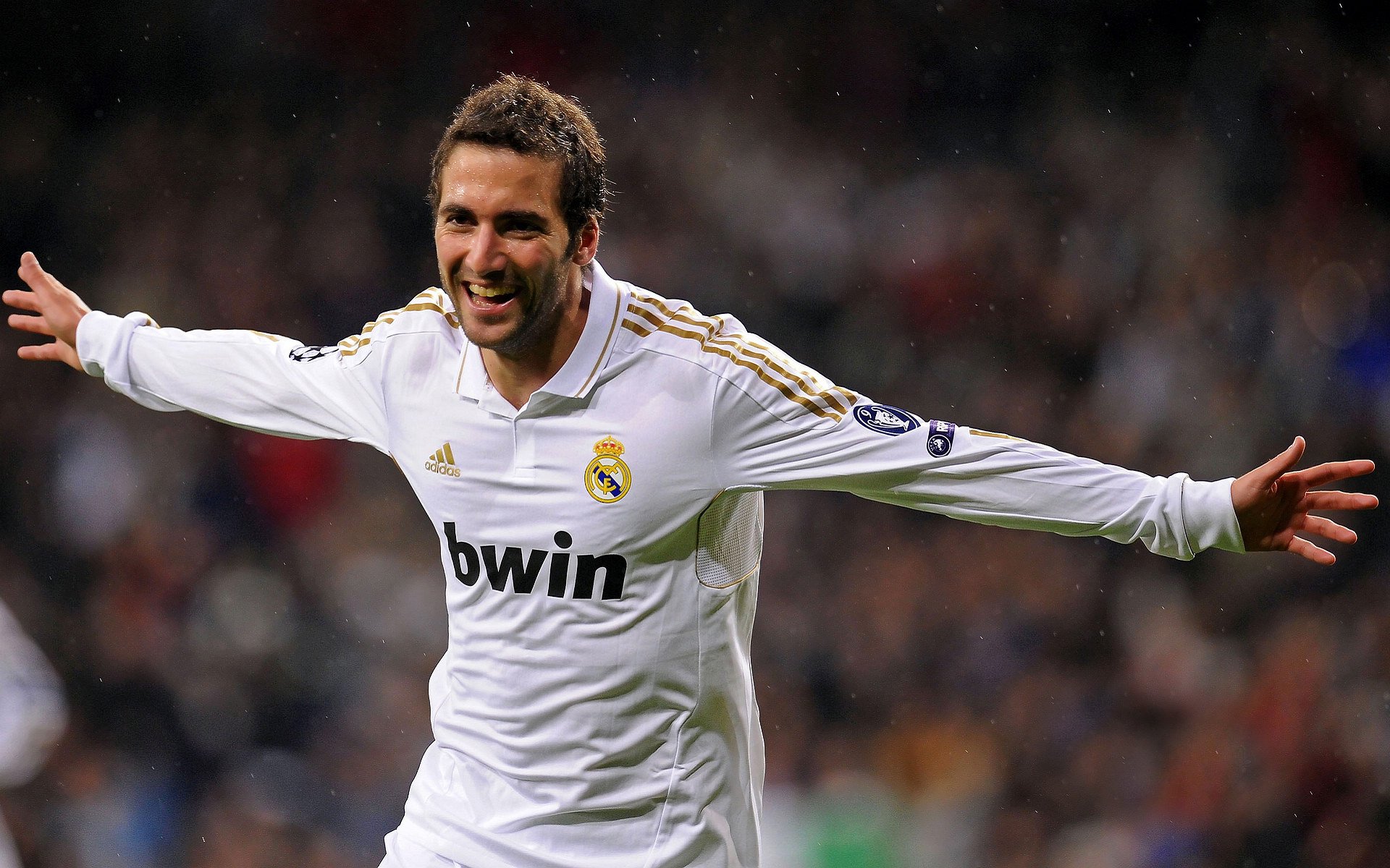 九游体育平台-英超争冠焦点战与老鹰关键战突围北京队，体育竞技的双重奏